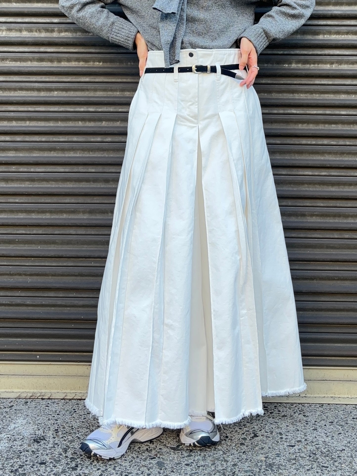 WHITE DENIM PLEATED PANTS