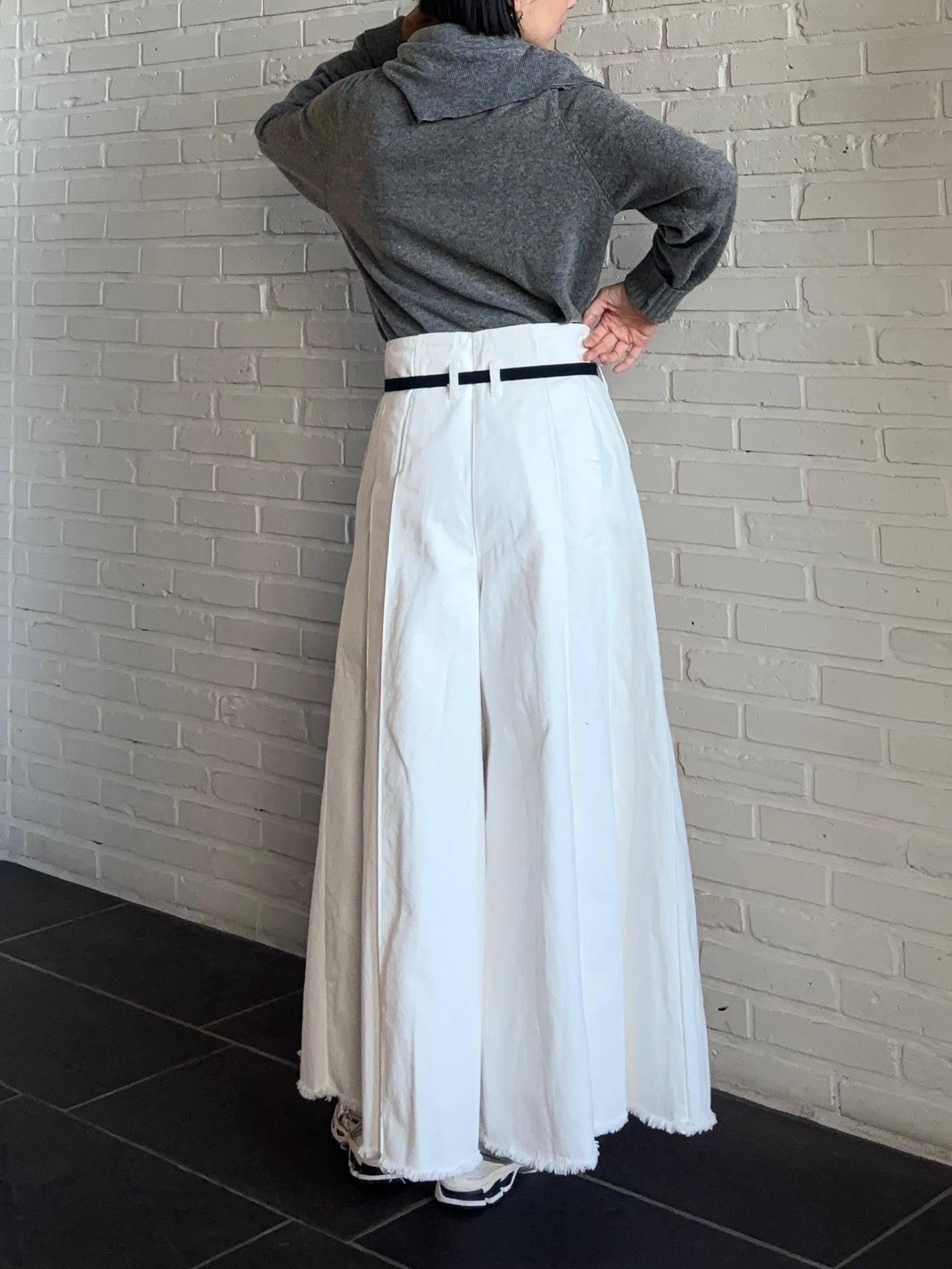WHITE DENIM PLEATED PANTS