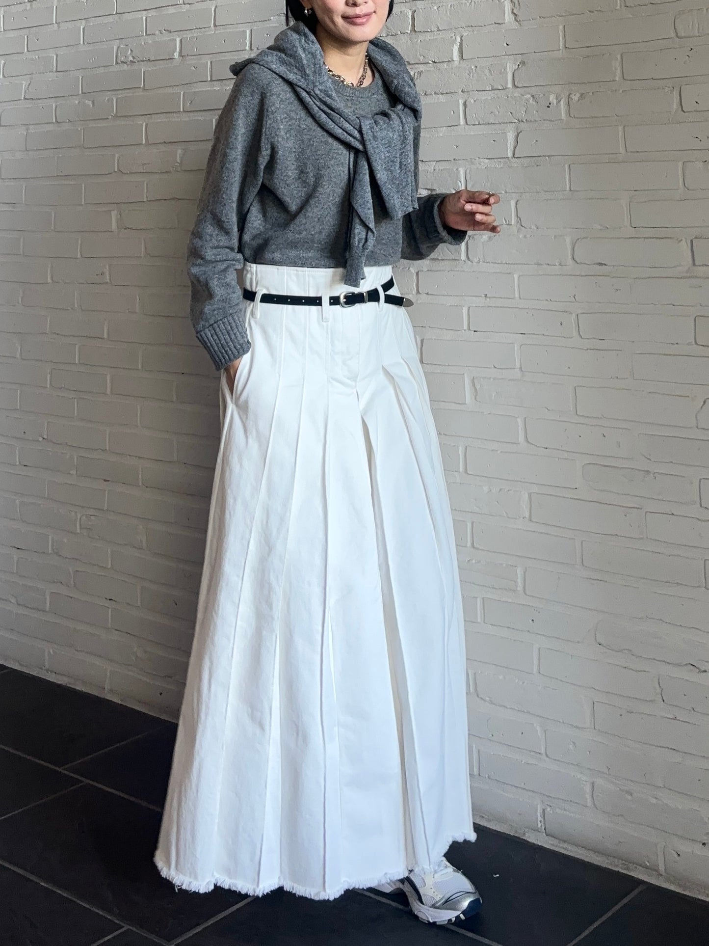 WHITE DENIM PLEATED PANTS