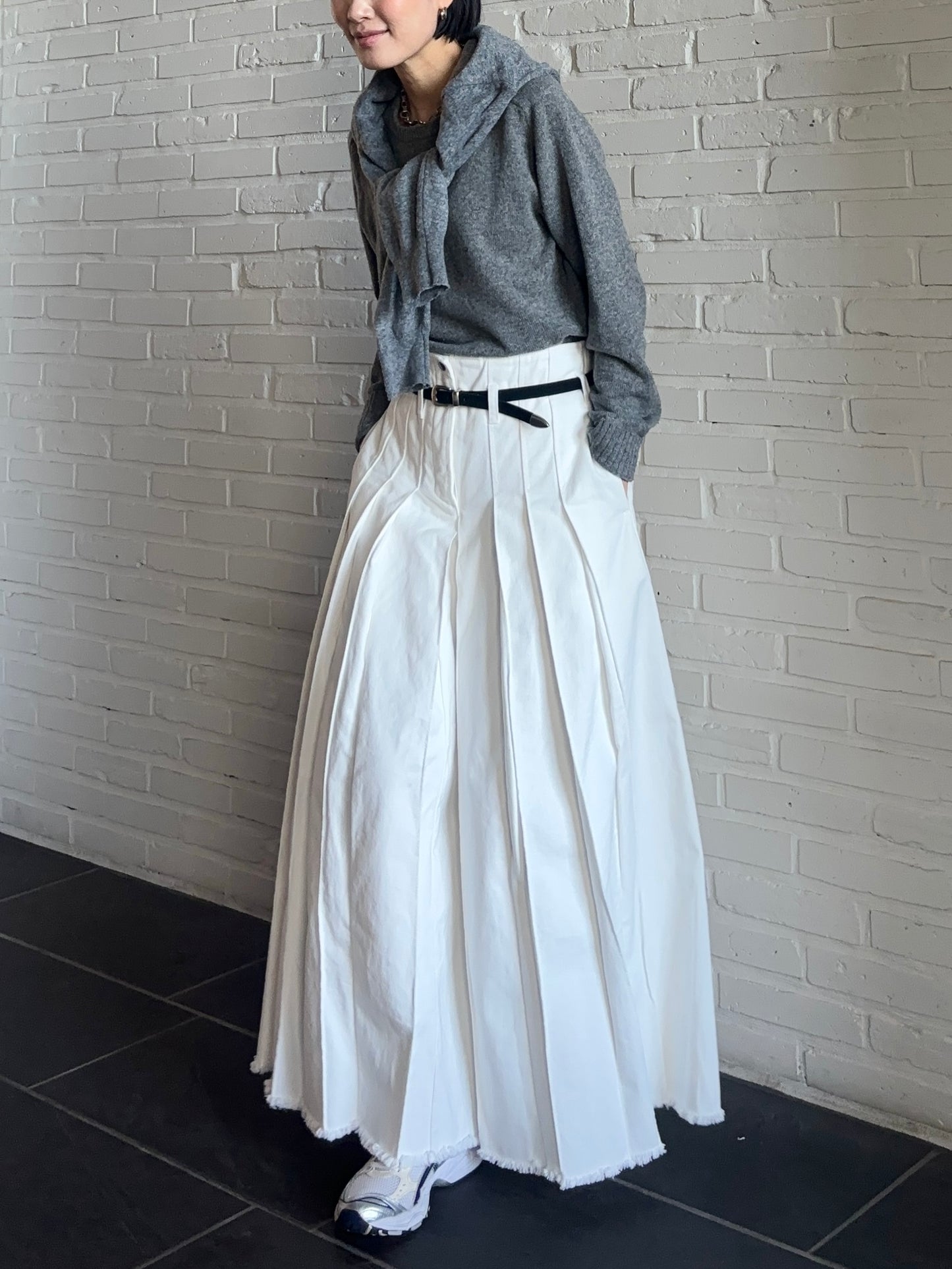 WHITE DENIM PLEATED PANTS