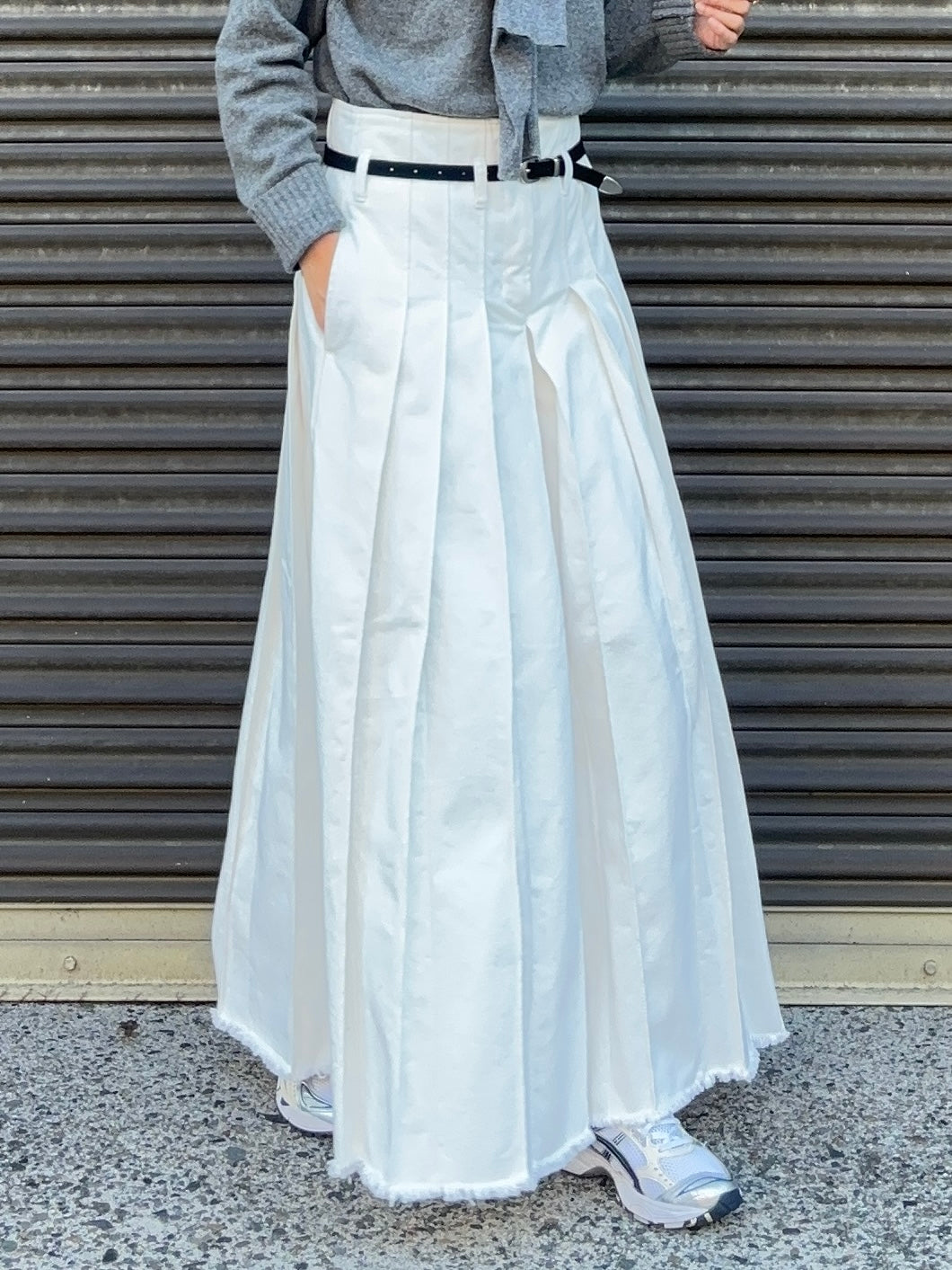 WHITE DENIM PLEATED PANTS