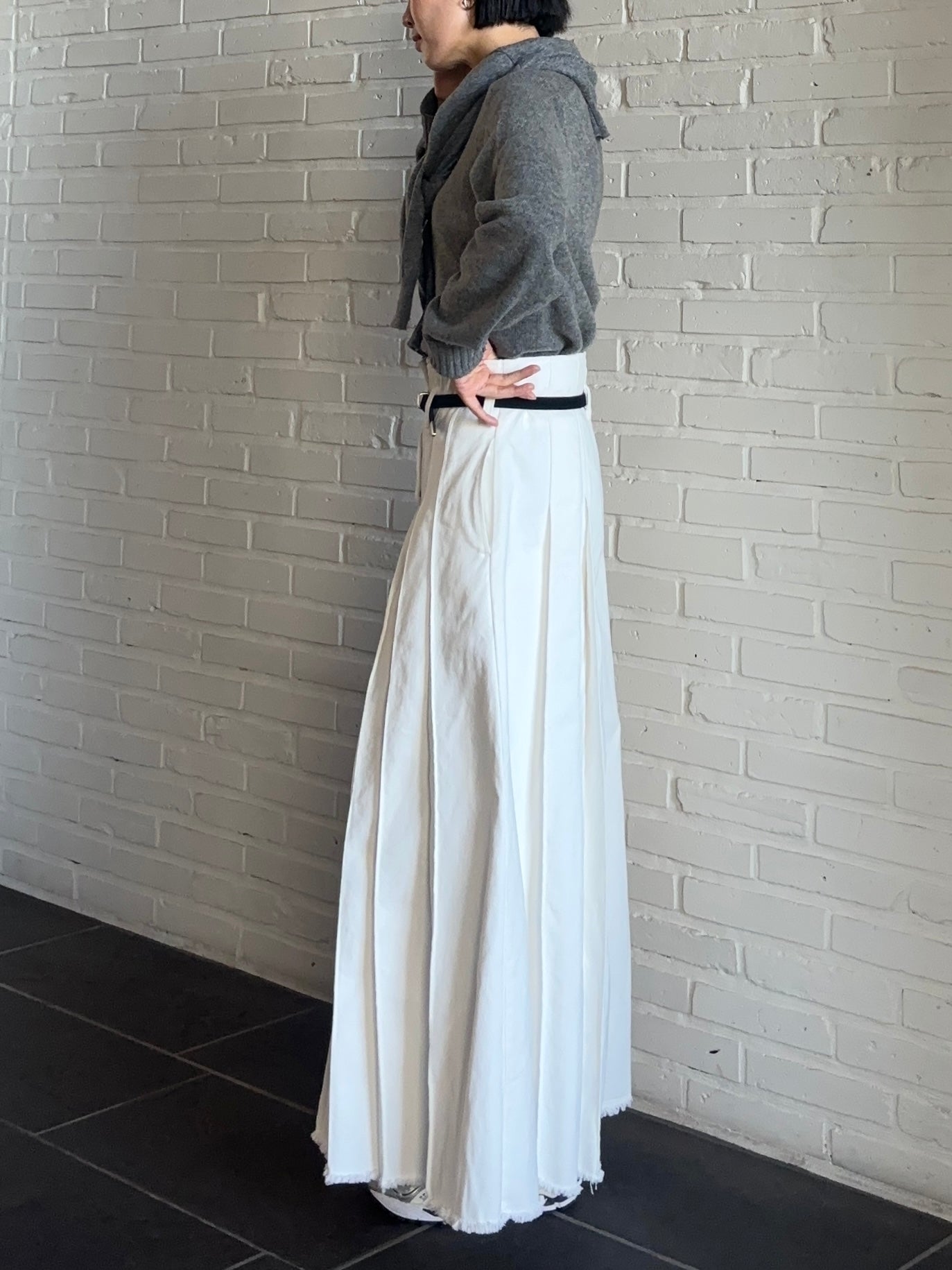 WHITE DENIM PLEATED PANTS