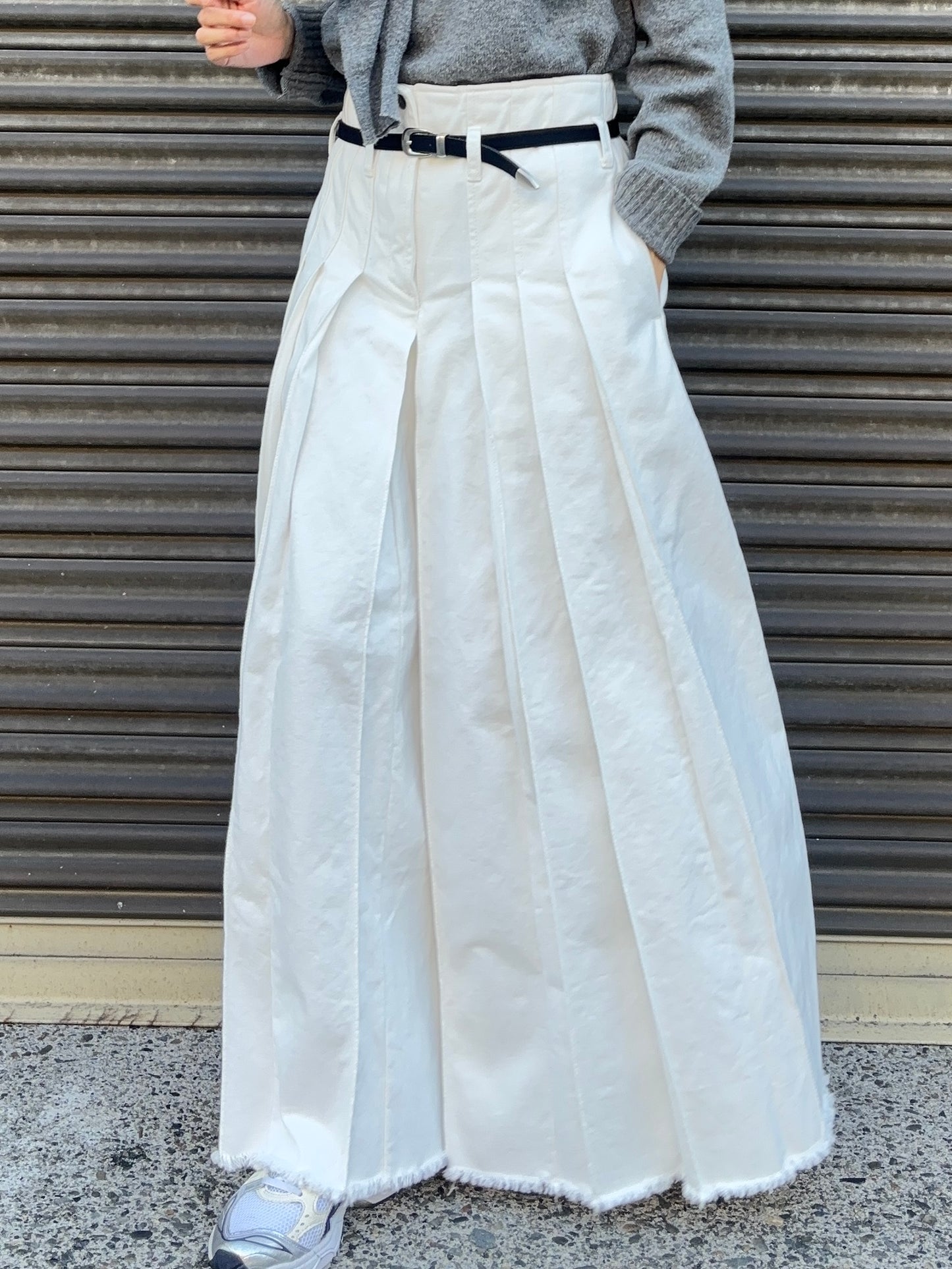 WHITE DENIM PLEATED PANTS