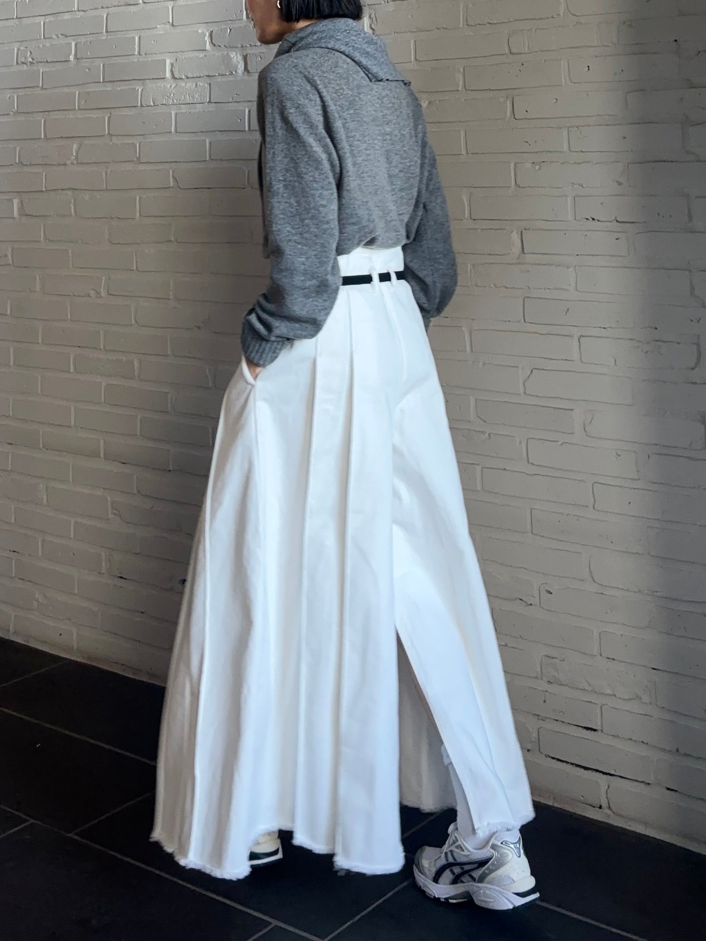 WHITE DENIM PLEATED PANTS