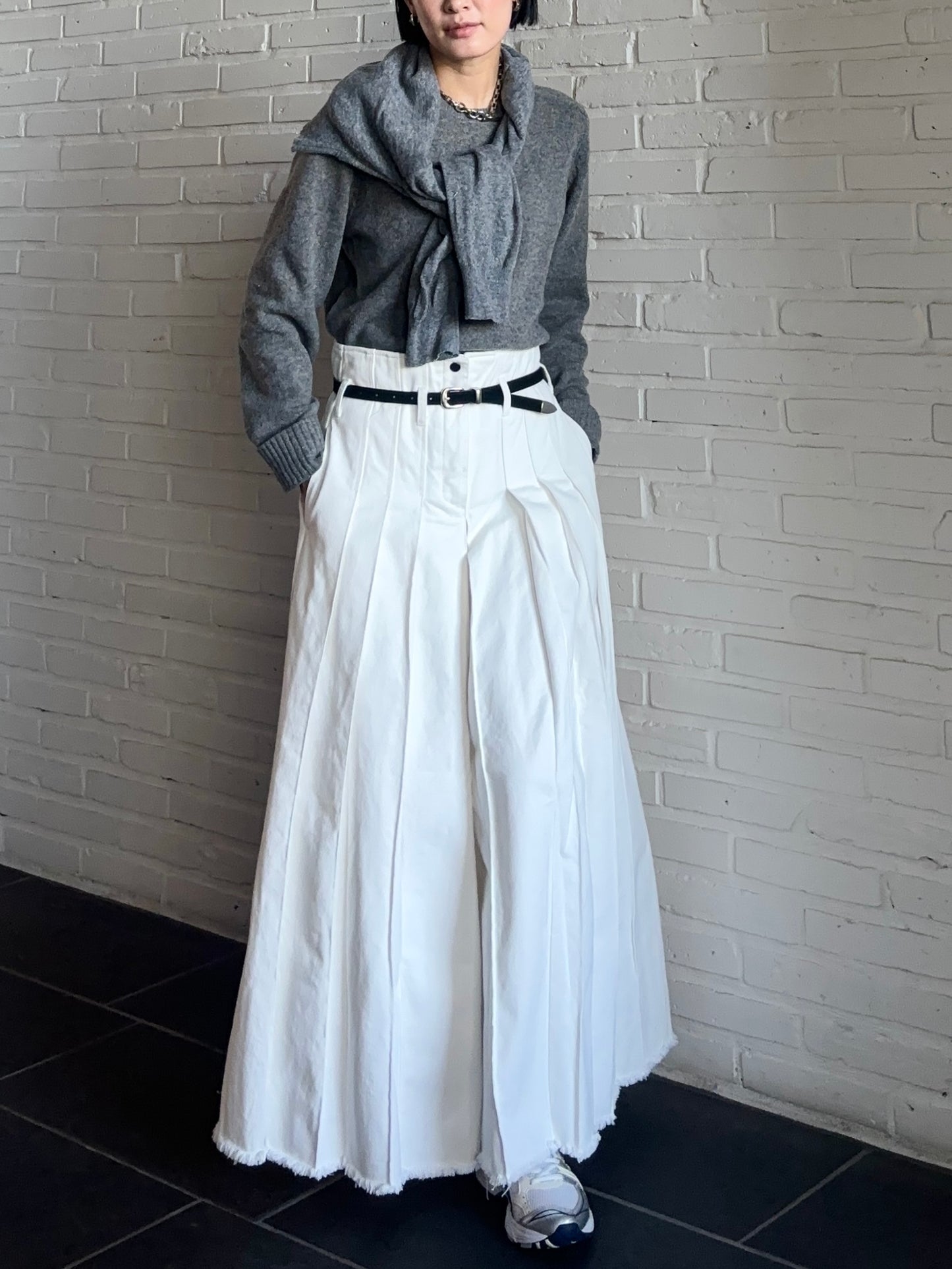 WHITE DENIM PLEATED PANTS