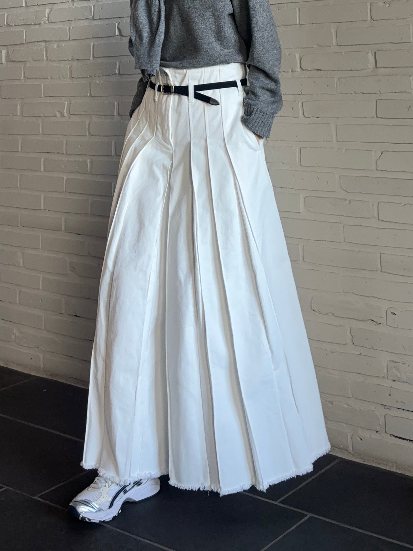 WHITE DENIM PLEATED PANTS