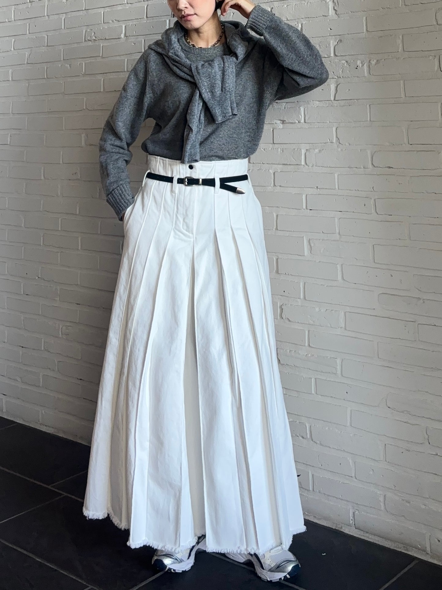 WHITE DENIM PLEATED PANTS