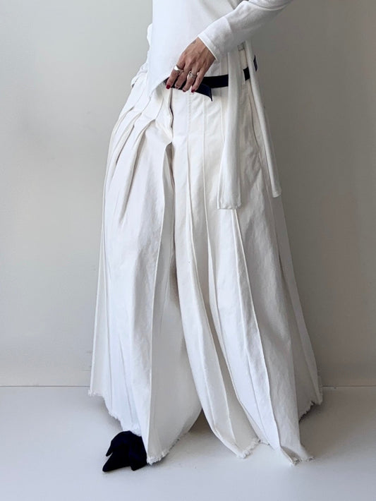 WHITE DENIM PLEATED PANTS
