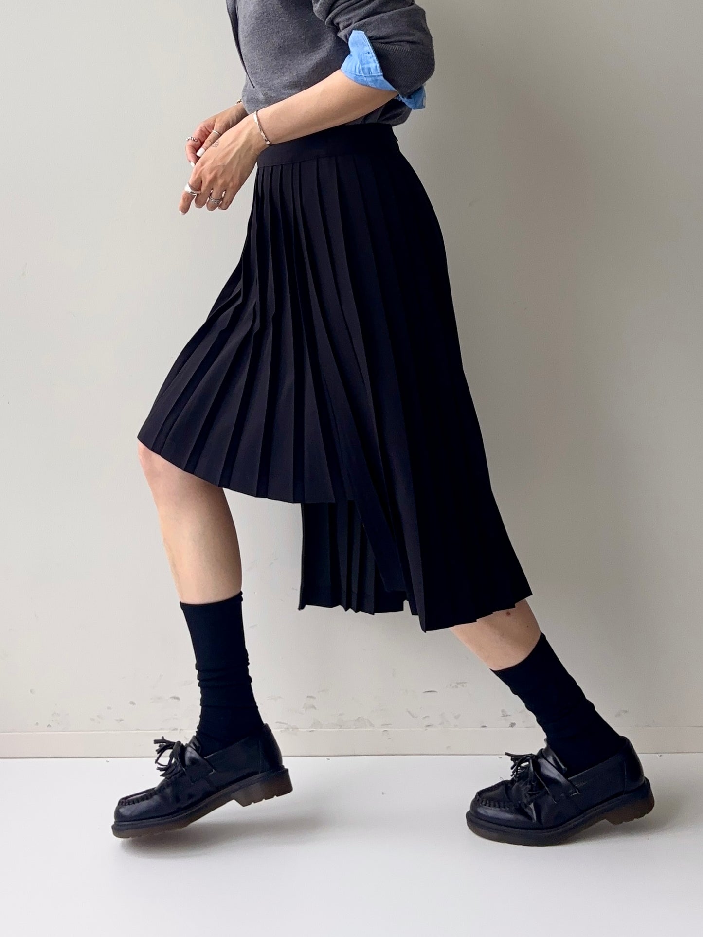 UNBALANCED PLEATED SKIRT
 black ★5/21~発送予定★ Scheduled to ship from 5/21.