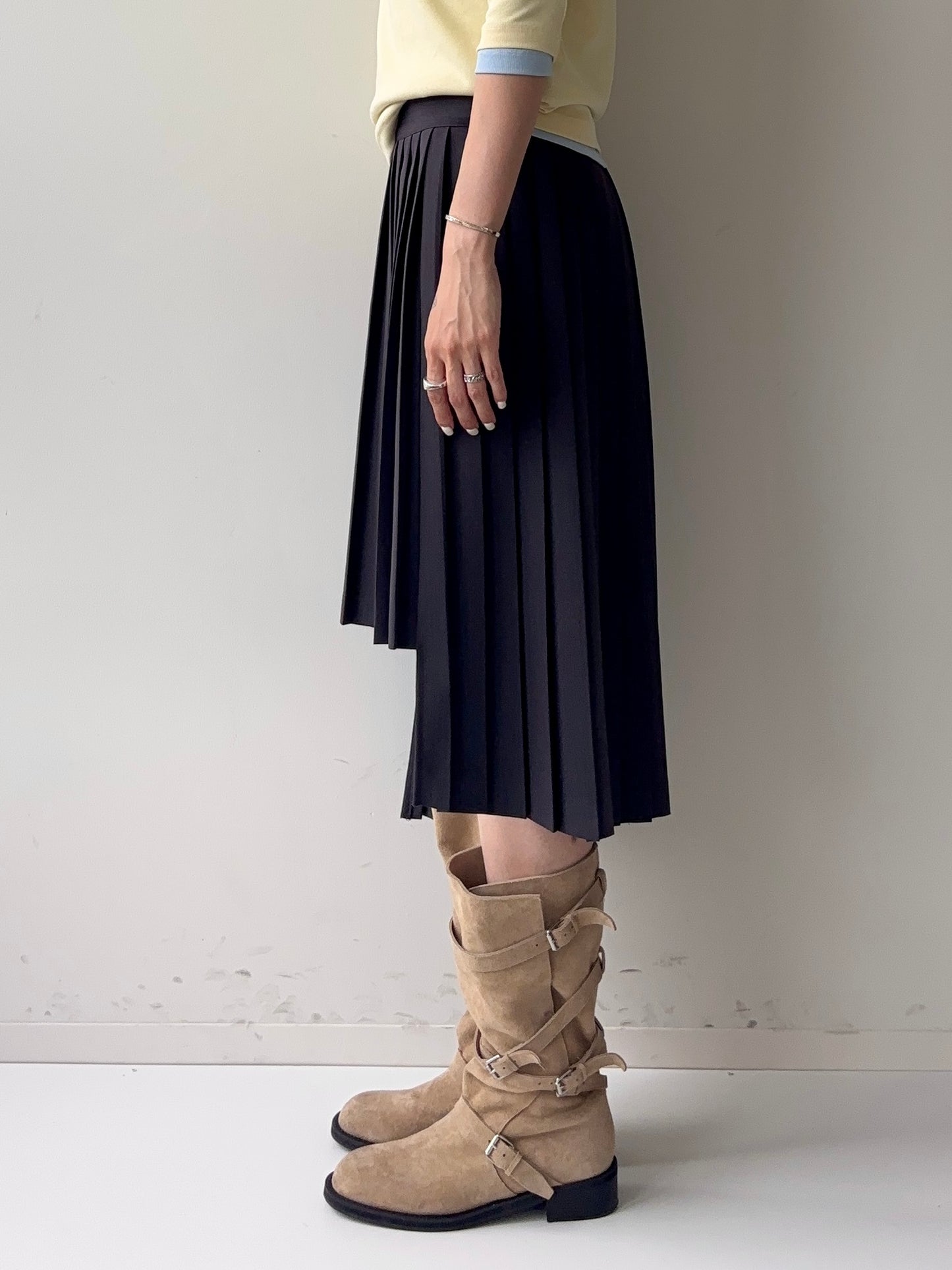 UNBALANCED PLEATED SKIRT
Grey★5/21~発送予定★ Scheduled to ship from 5/21