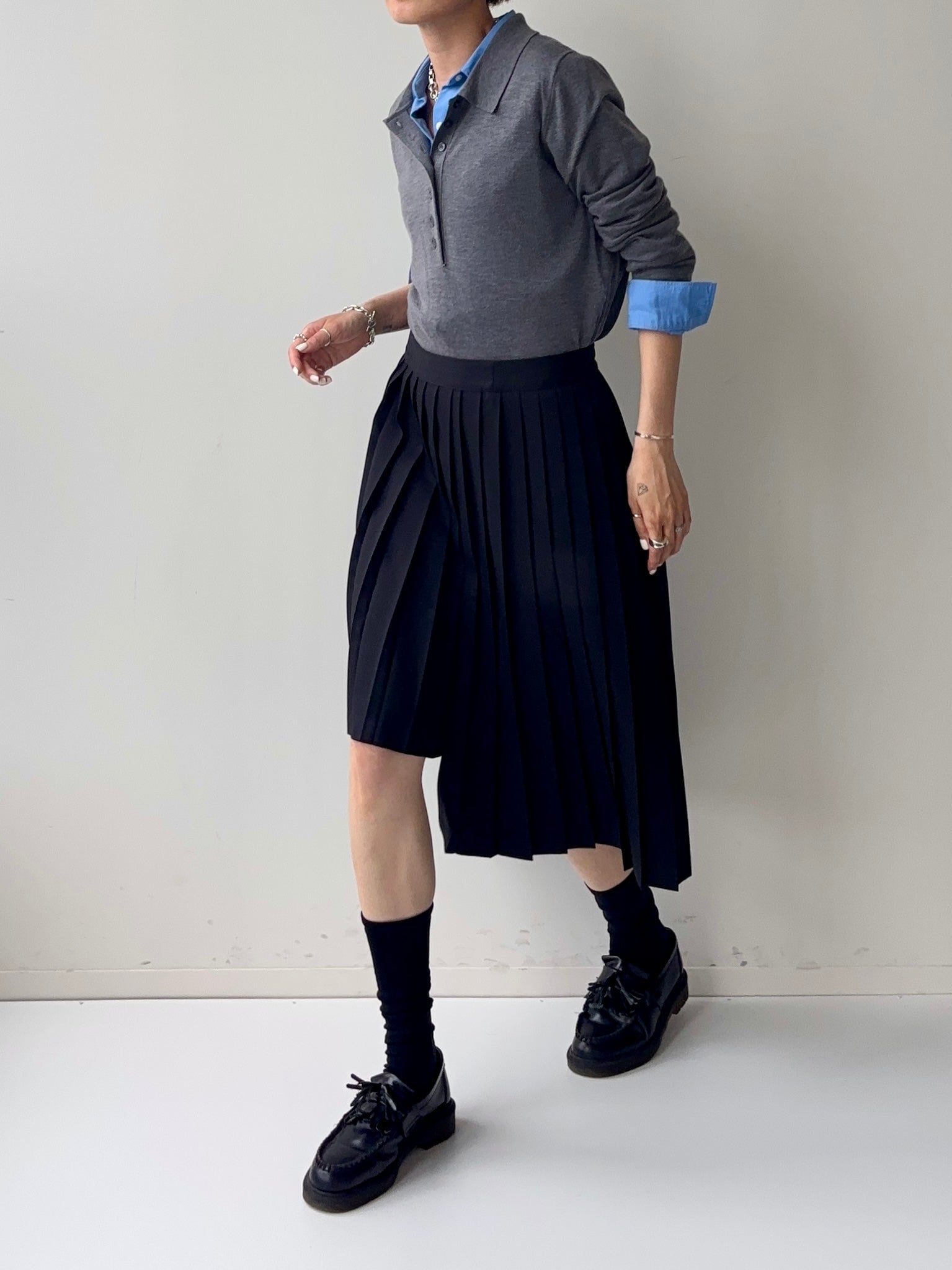 UNBALANCED PLEATED SKIRT black – Toh.